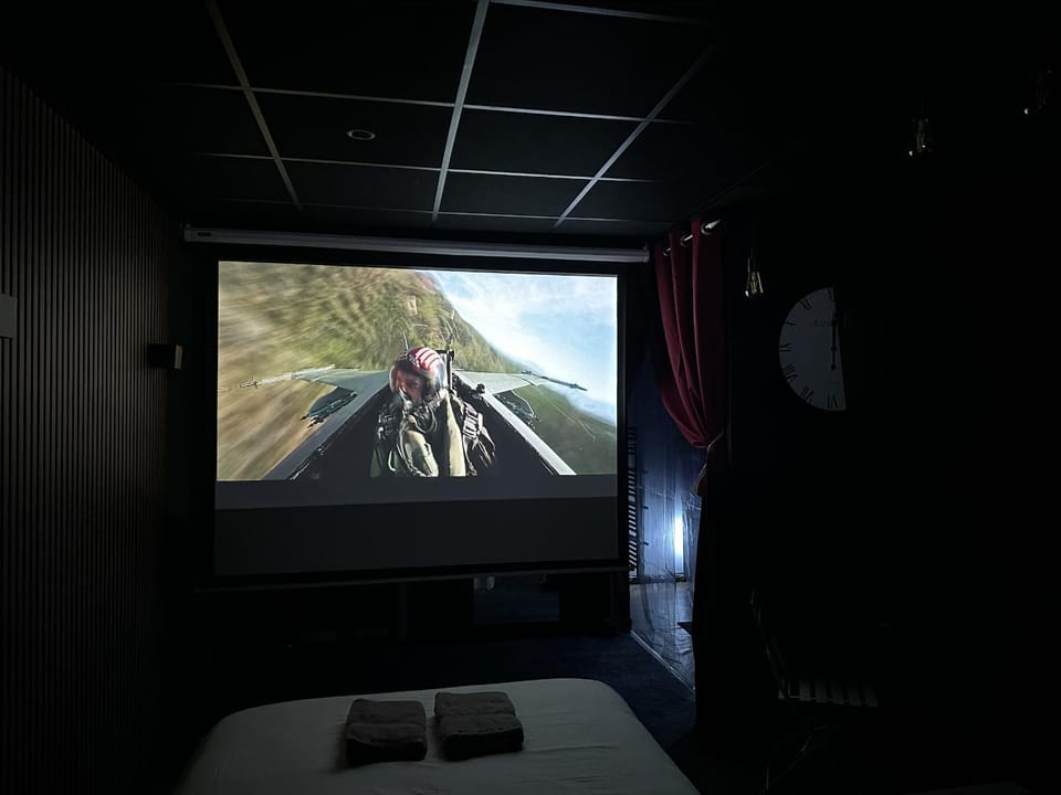 Cocon Jacuzzi et cinéma 4K B Apartment in Bordeaux