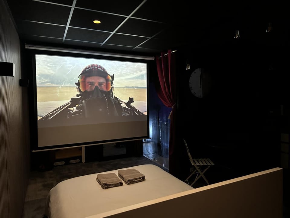 Cocon Jacuzzi et cinéma 4K B Apartment in Bordeaux