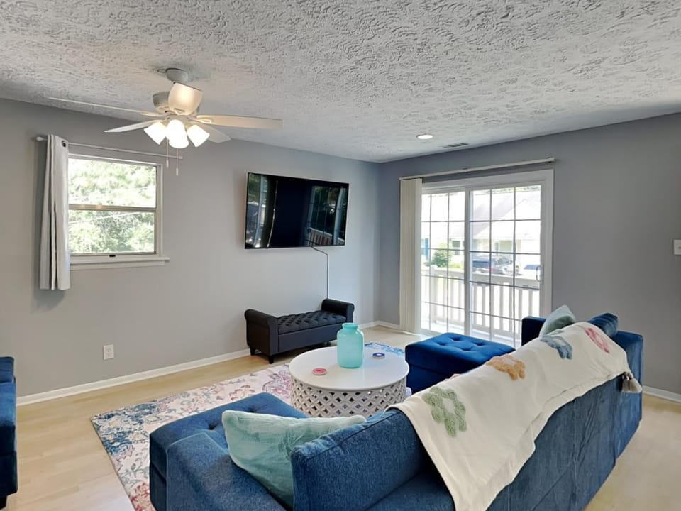 TV and multimedia, Balcony/Terrace, Living room, Seating area, furniture