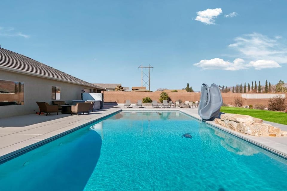 Spacious Home with Fire Pit, Hot Tub, Pool - Slide House in La Verkin