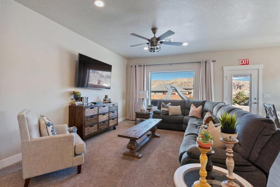 Spacious Home with Fire Pit, Hot Tub, Pool - Slide House in La Verkin