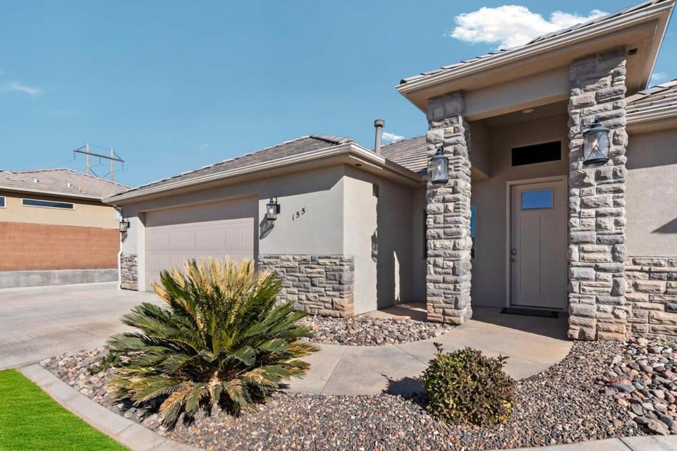 Spacious Home with Fire Pit, Hot Tub, Pool - Slide House in La Verkin