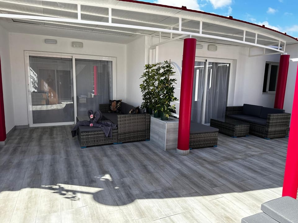 Paradise Resort - FKK Swinger & Nudist Couples Only Love hotel in Maspalomas