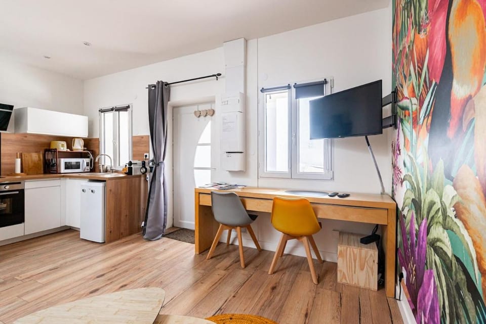 Communal lounge/ TV room, Kitchen or kitchenette, oven, toaster