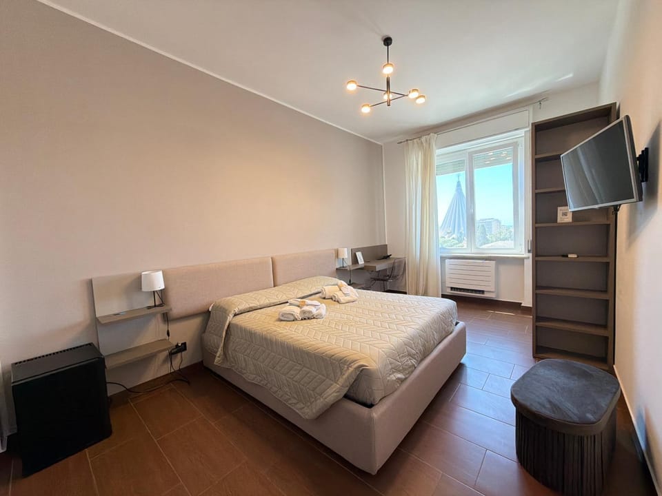 Bed, TV and multimedia, Photo of the whole room, Bedroom, towels