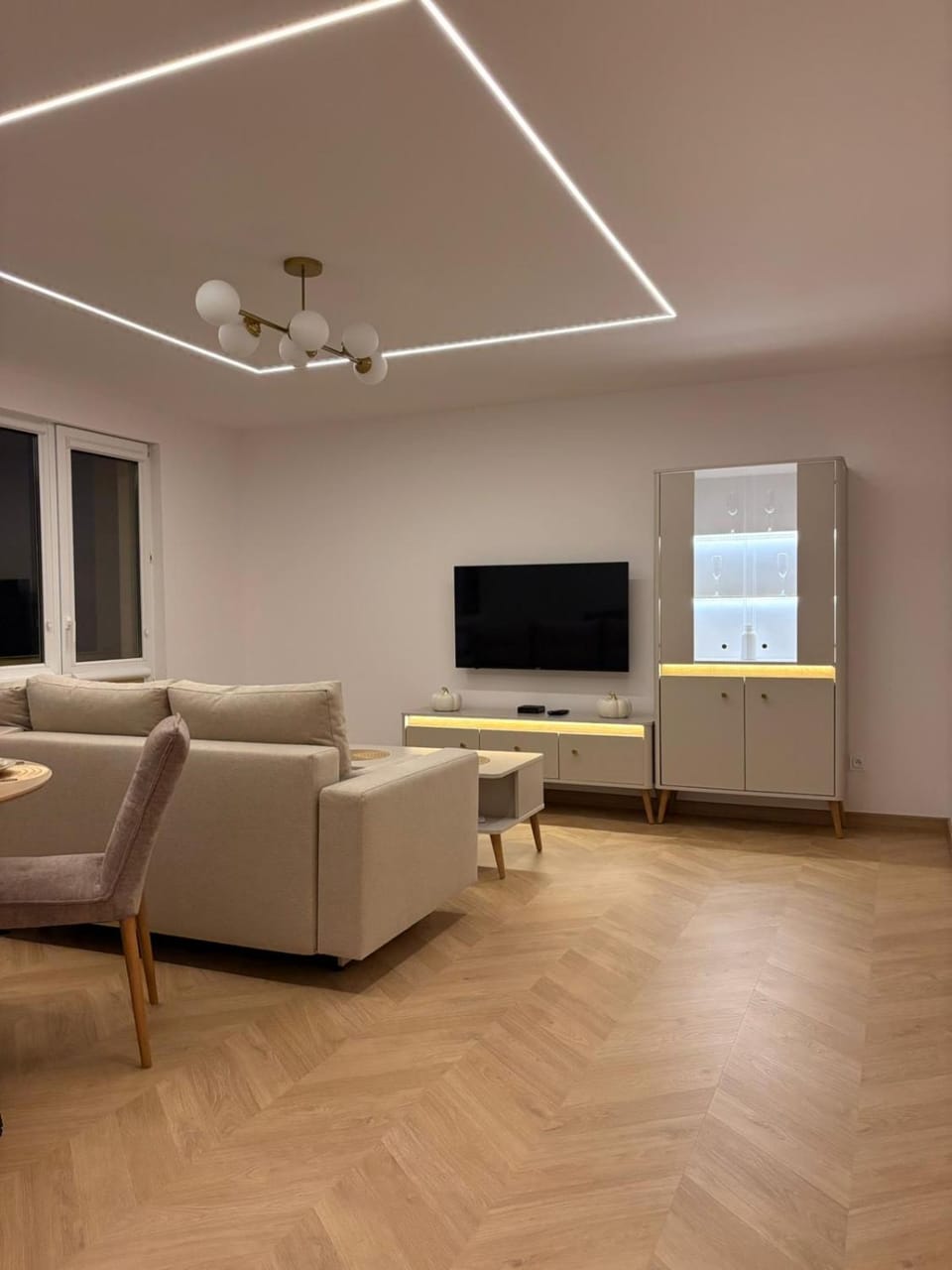 TV and multimedia, Living room, Seating area, Evening entertainment
