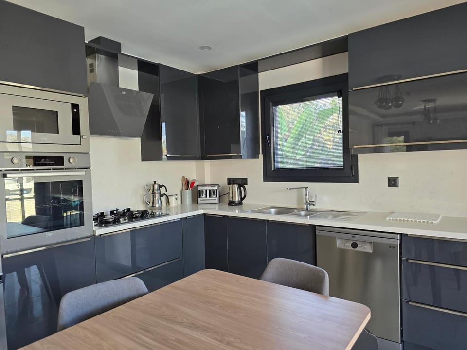Coffee/tea facilities, Kitchen or kitchenette, Dining area, dishwasher, stove, toaster