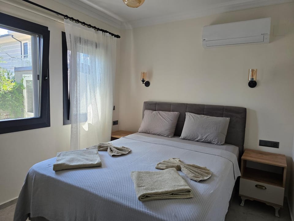 Bed, Bedroom, towels, air conditioner