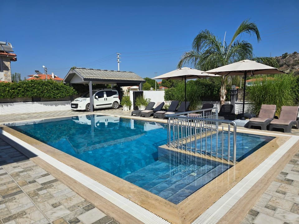 Property building, Patio, Day, Pool view, Swimming pool, sunbed