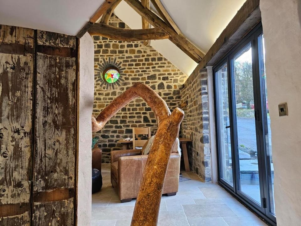 The Stone Barn, Eco Friendly, Wood-Fired Hot Tub Villa in Wales