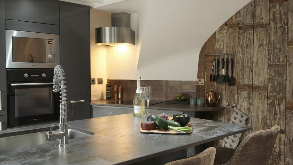 The Stone Barn, Eco Friendly, Wood-Fired Hot Tub Villa in Wales