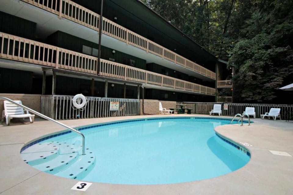 Trails End Cozy Condo with Woodburning FP & Patio Gliders Apartment in Gatlinburg
