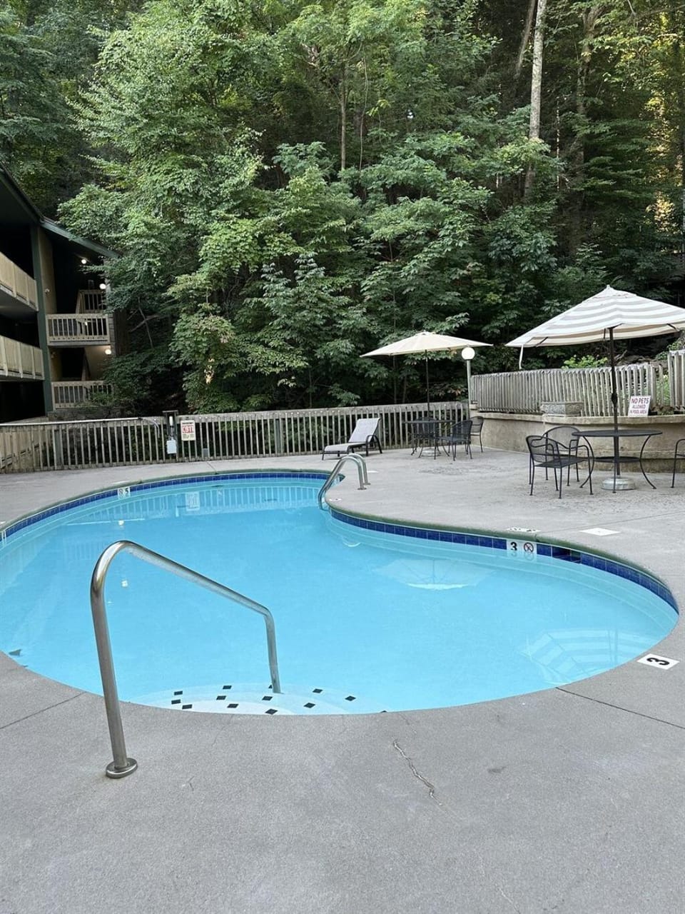 Trails End Cozy Condo with Woodburning FP & Patio Gliders Apartment in Gatlinburg
