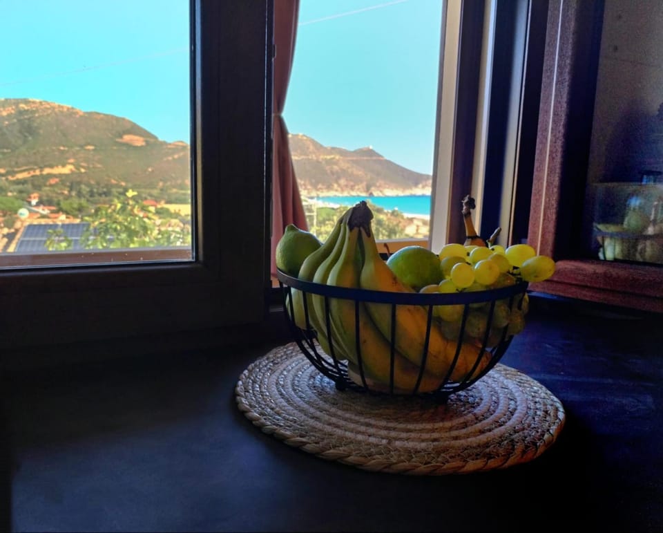 Mountain view, Sea view