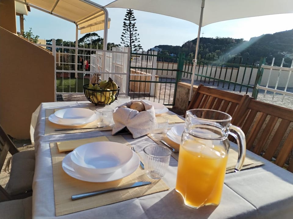 Patio, Day, Natural landscape, View (from property/room), Balcony/Terrace, Dining area, Food, Mountain view