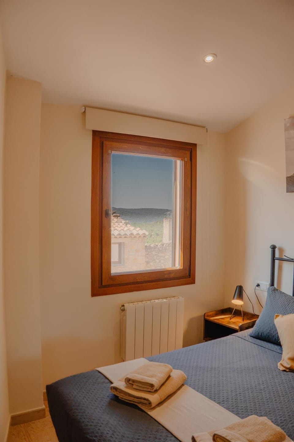 Bed, Photo of the whole room, Bedroom, Mountain view, Street view, Quiet street view, towels