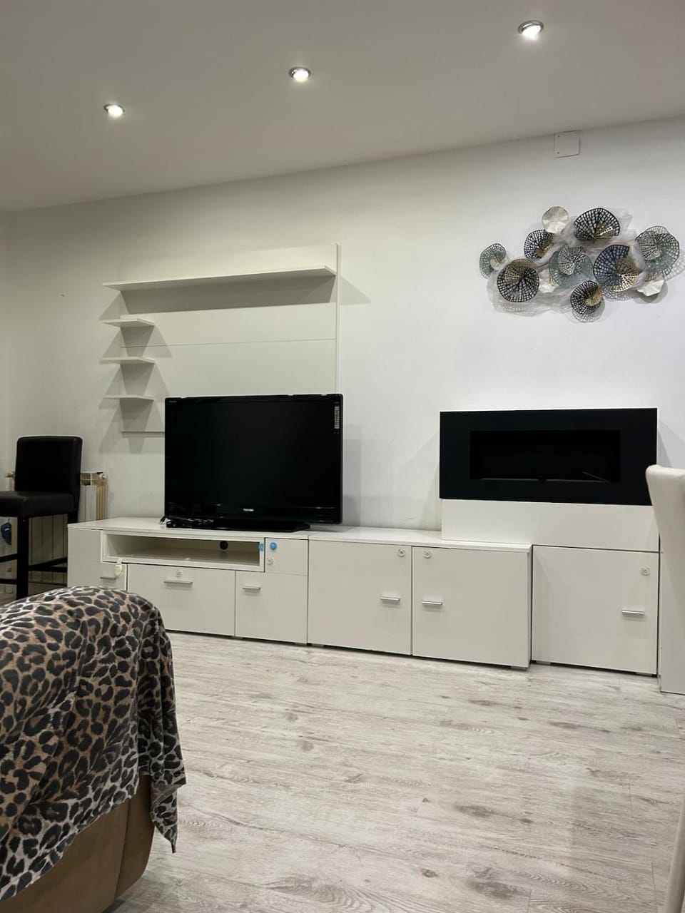 Communal lounge/ TV room, fireplace, air conditioner