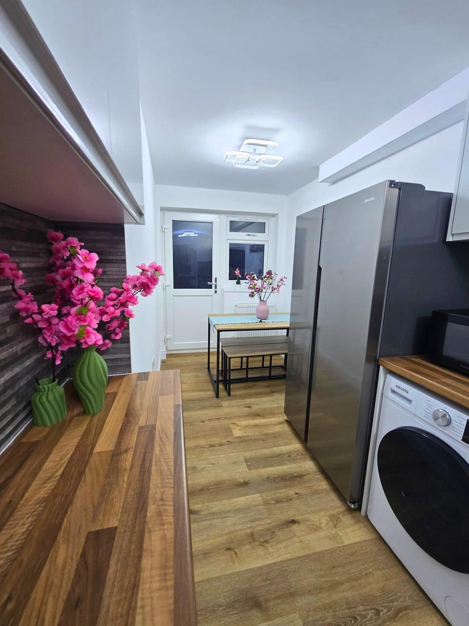 Hertfordshire - Stylish 6BR Retreat, 3 Parking House in Stevenage