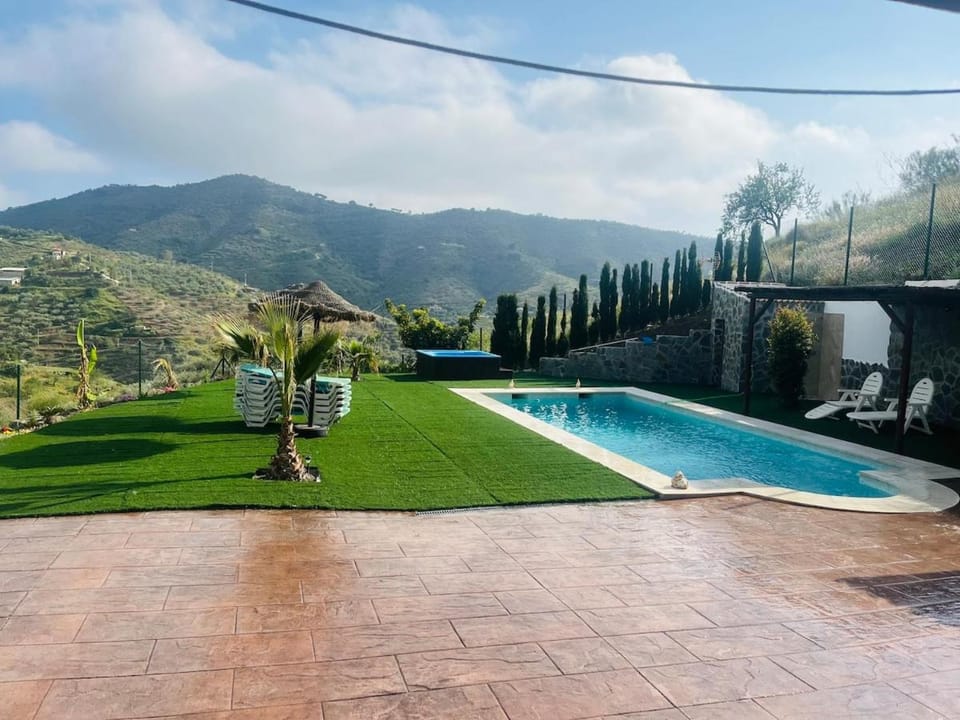 Casa Rural con Piscina, Jacuzzi y Vistas a la Montaña House in Axarquía