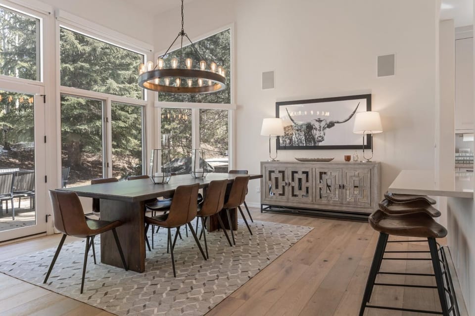 Luxury Home 300 Meters from Arrow Bahn Lift, 6 Bedrooms with 4 Kings, Game Room House in Edwards