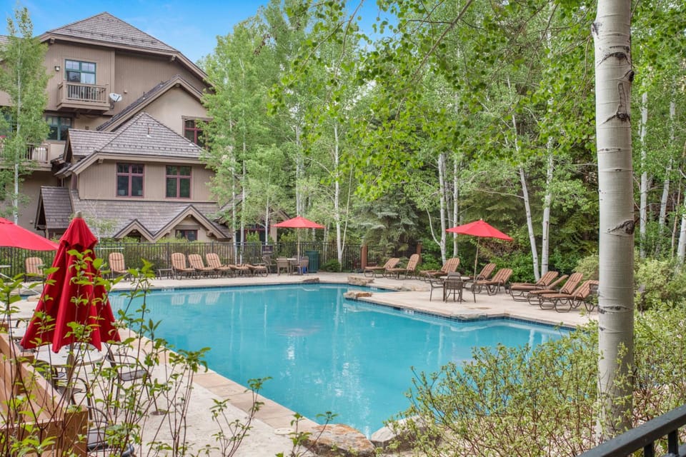 Luxury Home 300 Meters from Arrow Bahn Lift, 6 Bedrooms with 4 Kings, Game Room House in Edwards