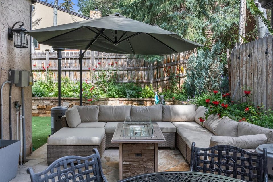 Private Hot Tub, Pet Friendly, Beds for any group dynamic House in Eagle County