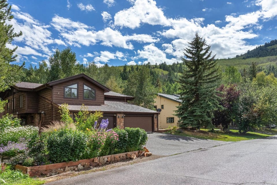 Private Hot Tub, Pet Friendly, Beds for any group dynamic House in Eagle County