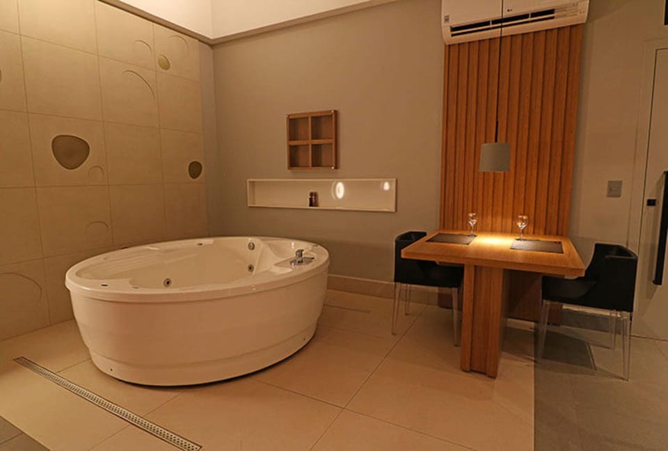Hot Tub, Bathroom, Dining area, Bath, air conditioner