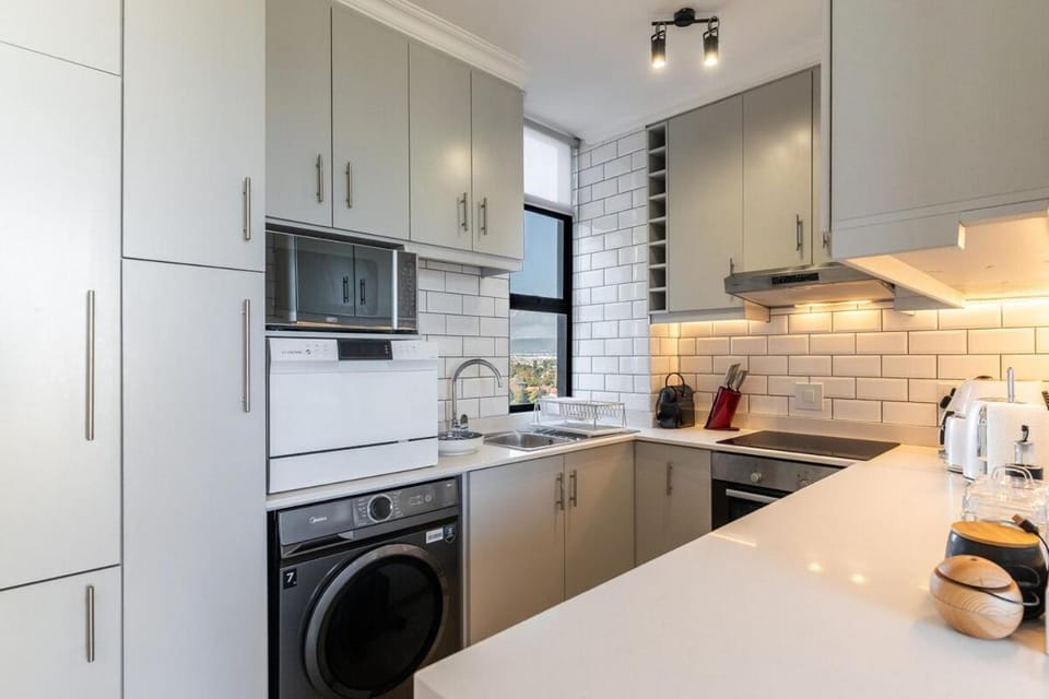 Coffee/tea facilities, Kitchen or kitchenette, oven, stove, toaster, washing machine