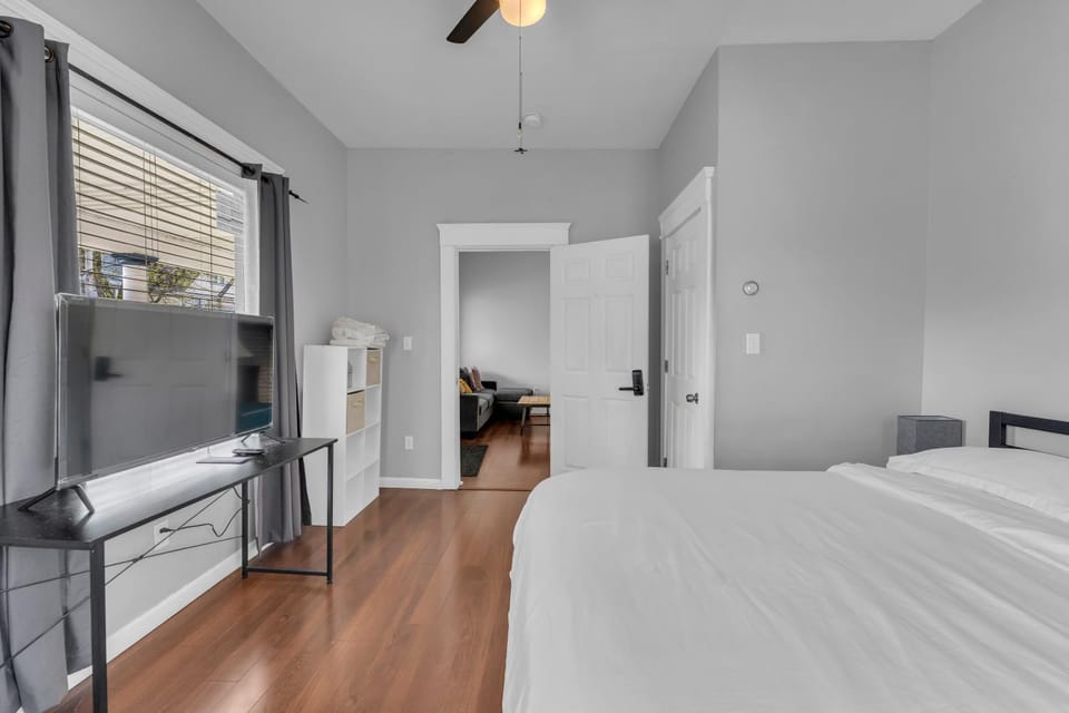 Bed, TV and multimedia, Photo of the whole room, Bedroom