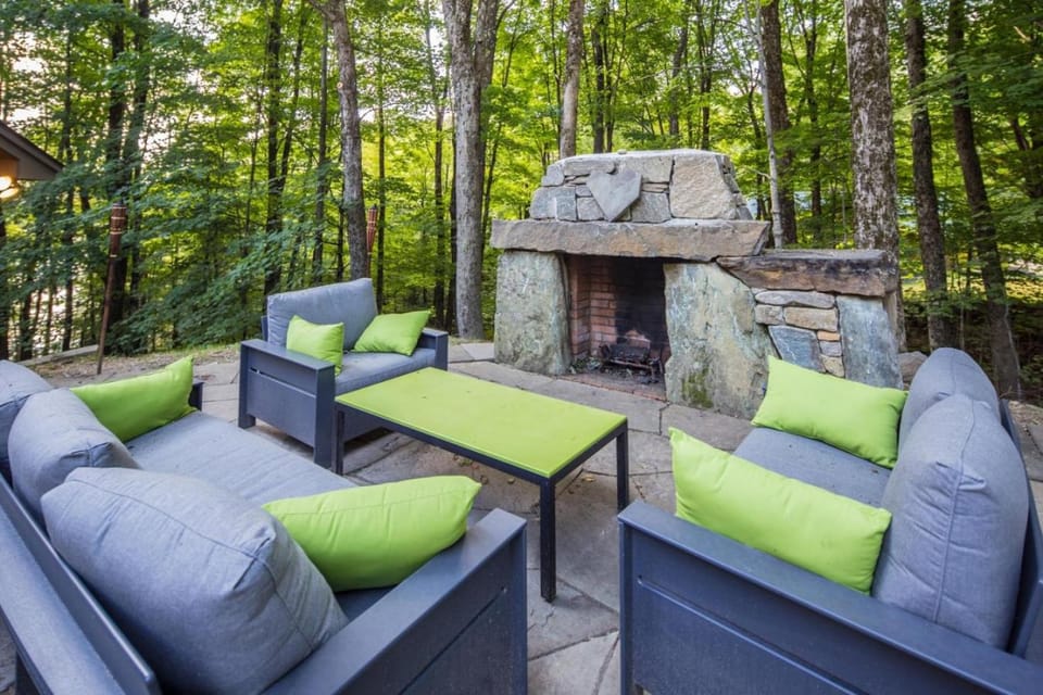 Lakewood Lodge - 4BR, 2BA Ski Home - Private Hot Tub, Wood Fire, Kent Pond & EV Charger House in Mendon