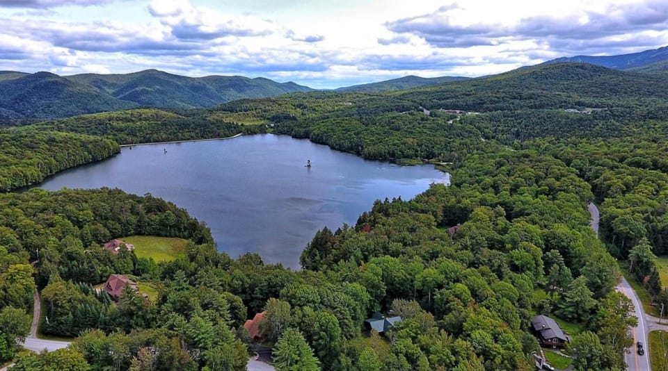 Lakewood Lodge - 4BR, 2BA Ski Home - Private Hot Tub, Wood Fire, Kent Pond & EV Charger House in Mendon