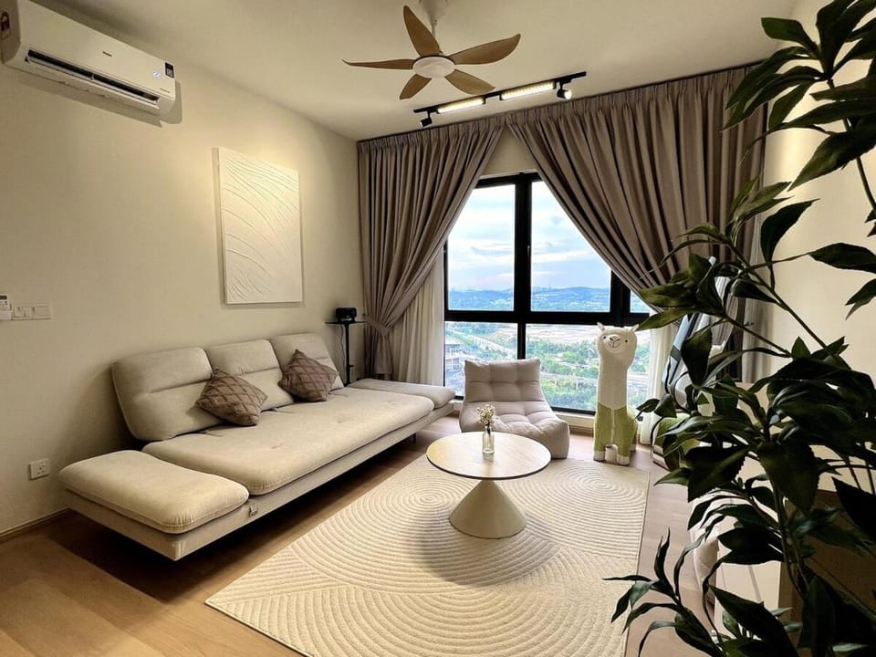 Calm MUJI-Inspired Home - Stunning Sunset View - Steps To IOI City Mall - Your Best Urban Retreat Apartment in Putrajaya