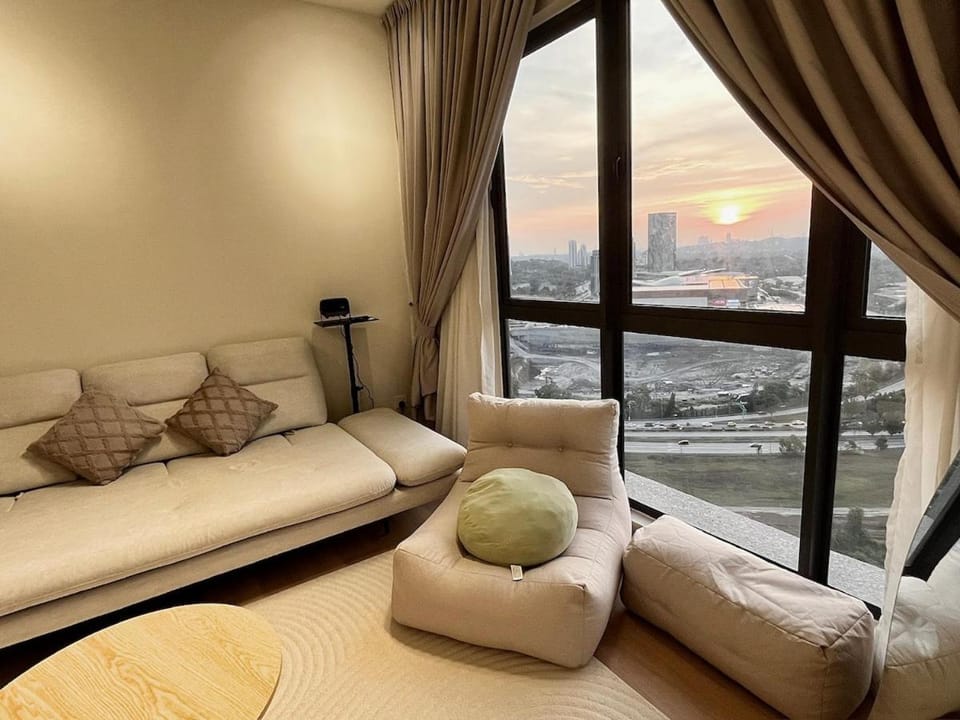 Calm MUJI-Inspired Home - Stunning Sunset View - Steps To IOI City Mall - Your Best Urban Retreat Apartment in Putrajaya
