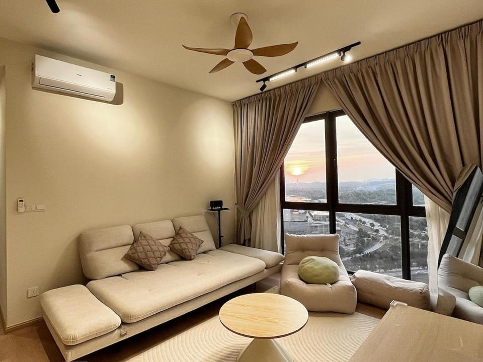 Calm MUJI-Inspired Home - Stunning Sunset View - Steps To IOI City Mall - Your Best Urban Retreat Apartment in Putrajaya