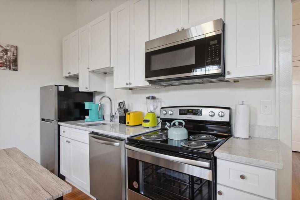 Coffee/tea facilities, Kitchen or kitchenette, dishwasher, oven, stove, toaster