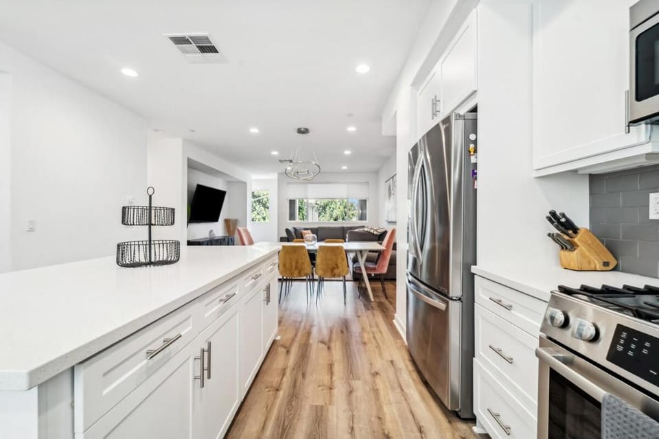 NoHo Modern Townhouse with Gorgeous Rooftop House in North Hollywood