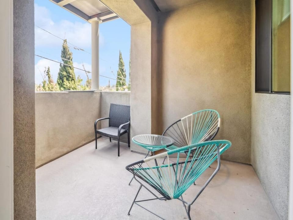 NoHo Modern Townhouse with Gorgeous Rooftop House in North Hollywood