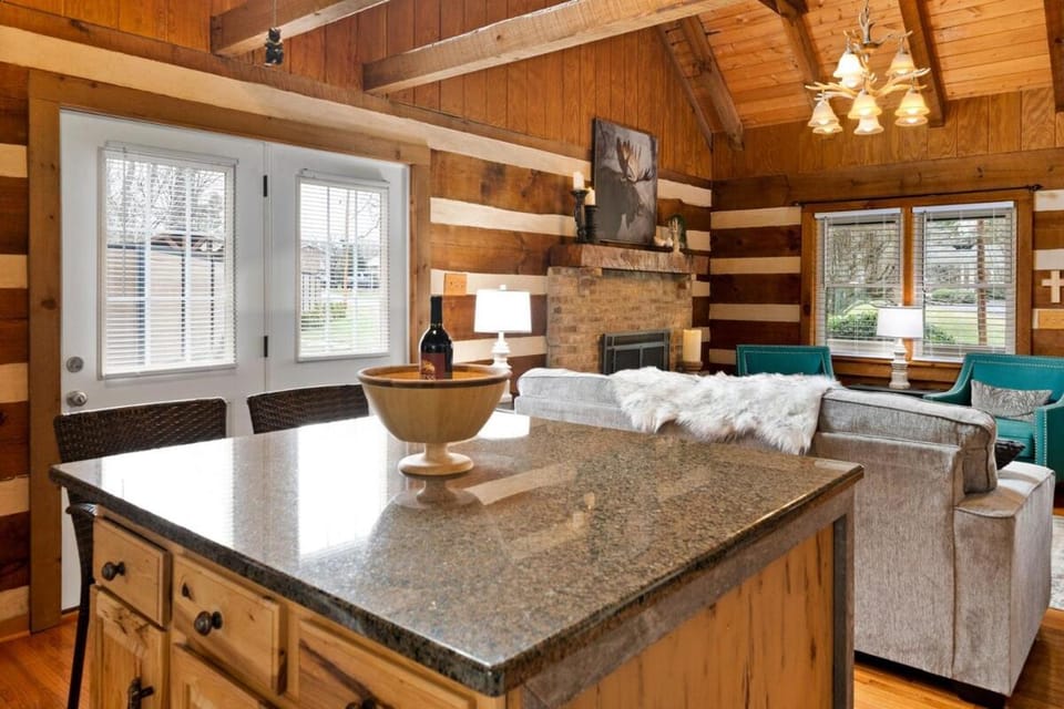 Cabin Retreat with Pool in Bristol Cabin in Bristol