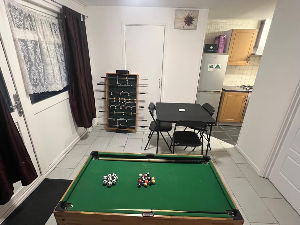 3 Beds, 2 Baths, Northampton, Free Parking, 50mins Train to London Euston Apartment in Northampton