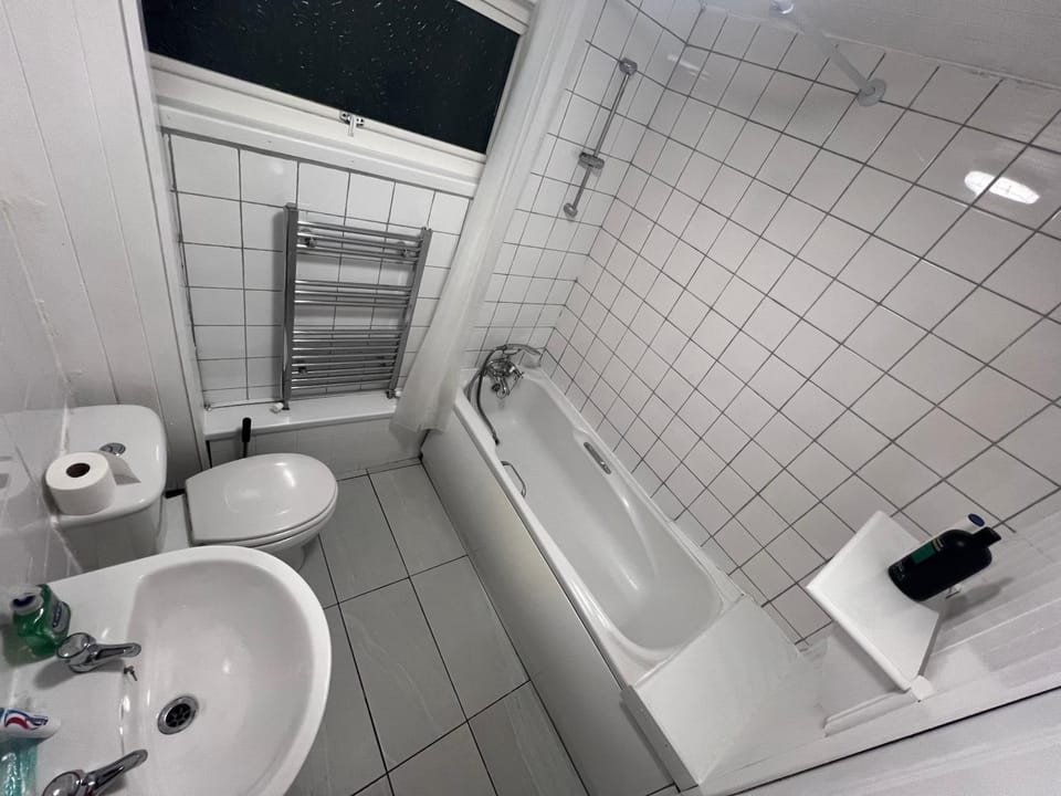 3 Beds, 2 Baths, Northampton, Free Parking, 50mins Train to London Euston Apartment in Northampton