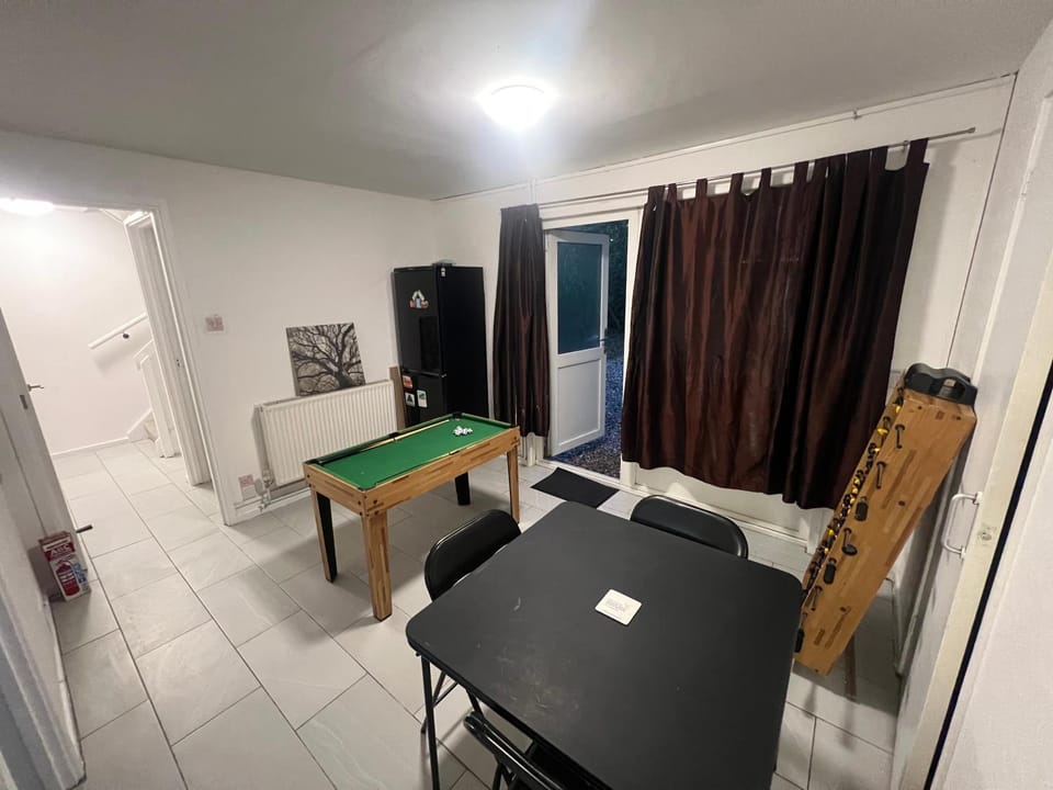 3 Beds, 2 Baths, Northampton, Free Parking, 50mins Train to London Euston Apartment in Northampton