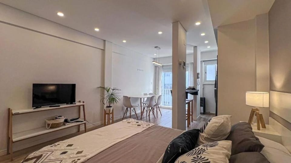 Bed, TV and multimedia, Living room, Photo of the whole room, Seating area