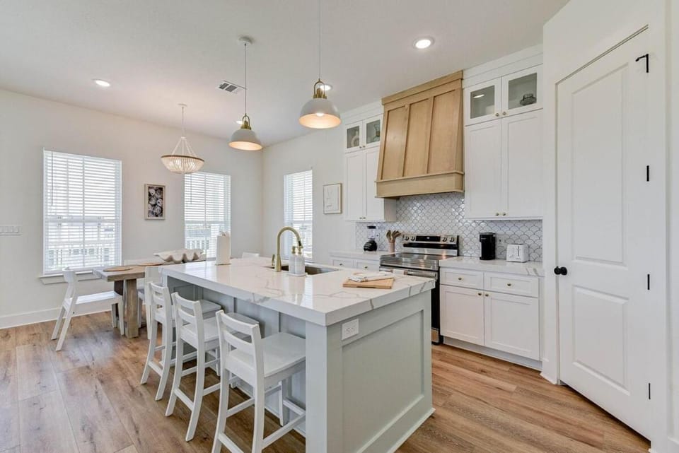 Newly Built-1 Block From Beach House in Galveston Island