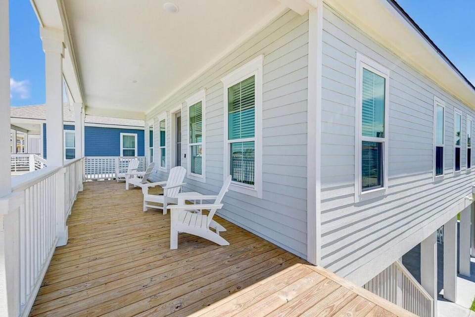 Newly Built-1 Block From Beach House in Galveston Island