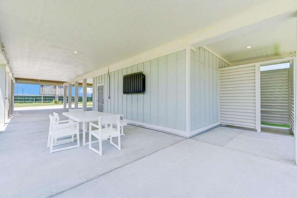 Newly Built-1 Block From Beach House in Galveston Island