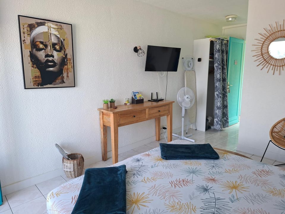 Bed, TV and multimedia, Photo of the whole room, Bedroom