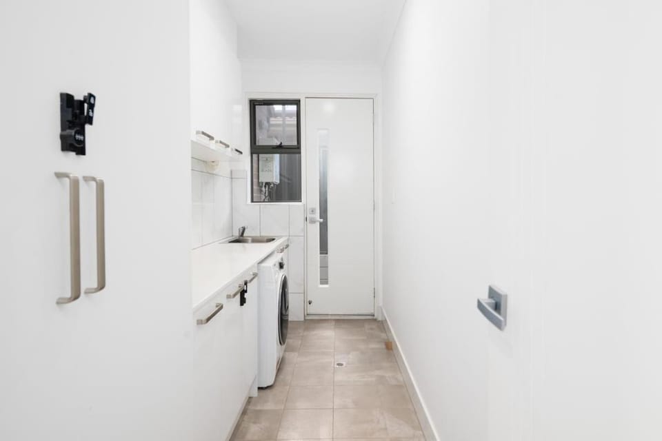 Modern house 2 story 4brs 3bath House in Adelaide