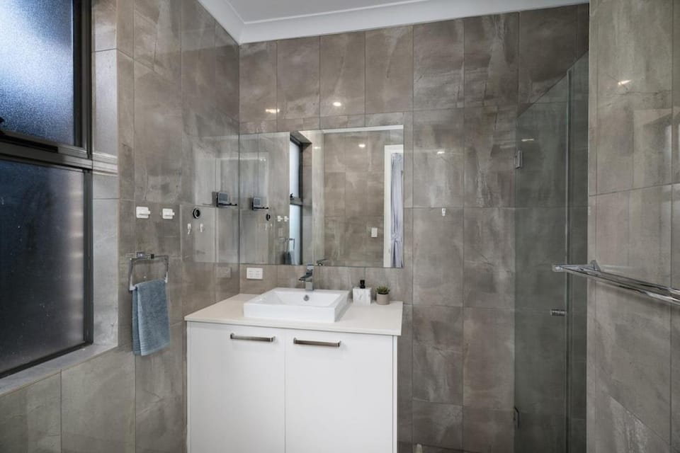 Modern house 2 story 4brs 3bath House in Adelaide