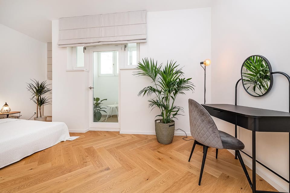 Bed, Seating area